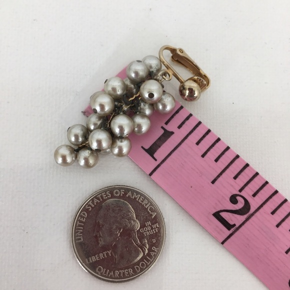 Vintage Pearl Cluster Dangle Clip On Earrings Collectable Estate Costume Jewelry - Picture 7 of 10